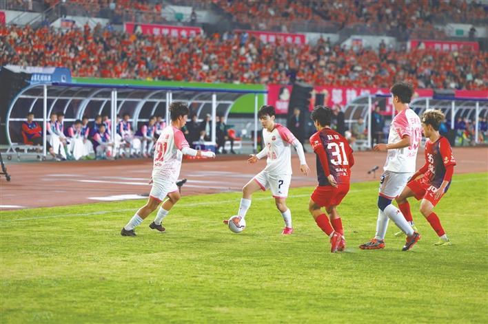 着粉色服装, 到终场, 一样的心情 着粉色服装, 到终场, 一样的心情