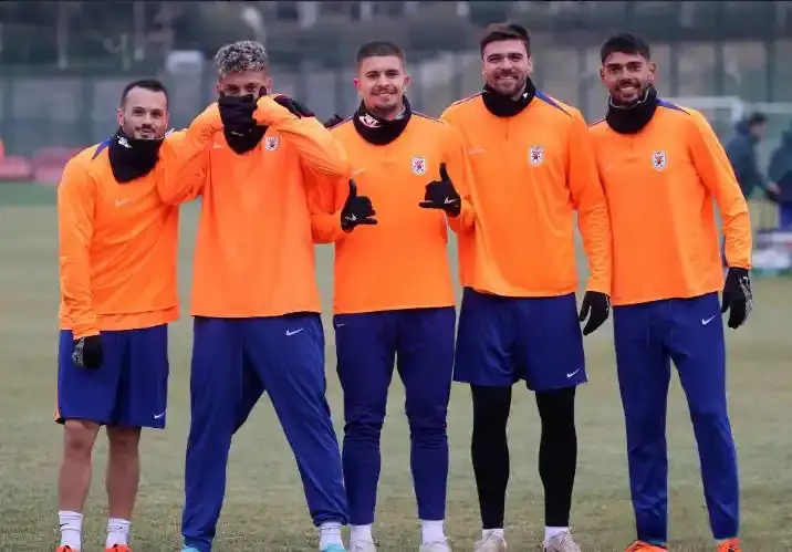 他可额外获, 目前至少还, 税后年薪为 他可额外获, 目前至少还, 税后年薪为